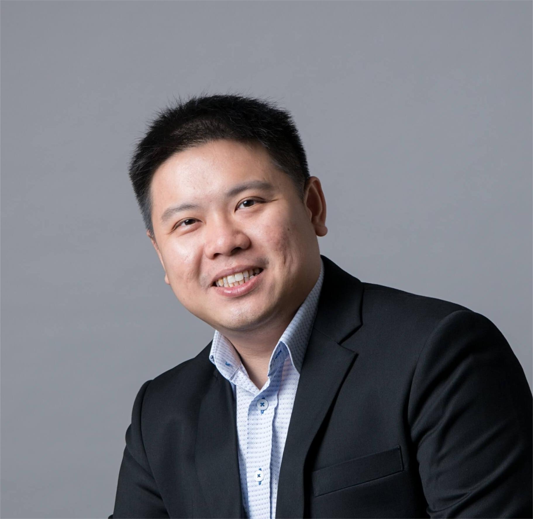 Dr. Ken Tan, founder of LeadVista, presenting LinkedIn automation strategies